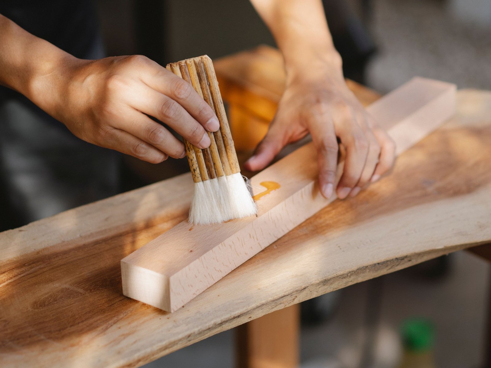 Huiler le bois dans la maison